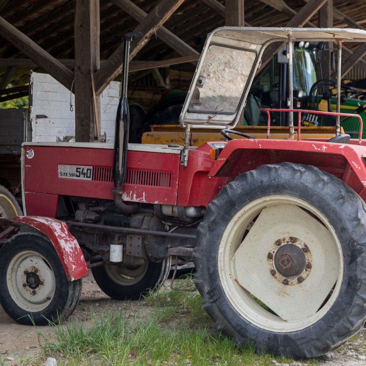 Steyr 540 mit Verdeck unter einem Schuppendach